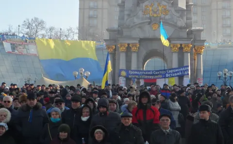 Великий сонячно-блакитний прапор на Майдані (Київ, 29.12.2013). Фото SD.ORG.UA 