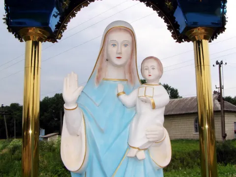 Радіймо! Борогодиця Марія з Ісусом Хрестом дружно вітають нас арійським салютом! Ісус зображений з книгою в руках, що є характерною ознакою аріянства - релігії знань. Статуя в селі Лісний Хлібичин Коломийського району Івано-Франківської області.