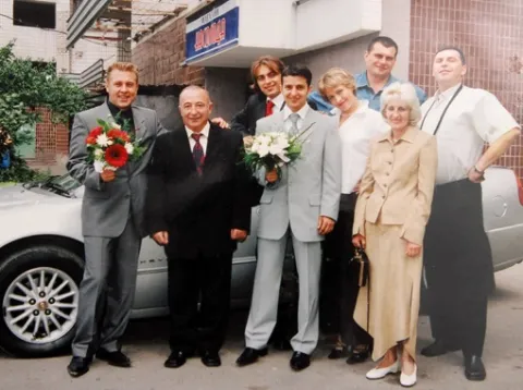 Володимир Зеленський з батьками і друзями в день весілля, 2003 рік