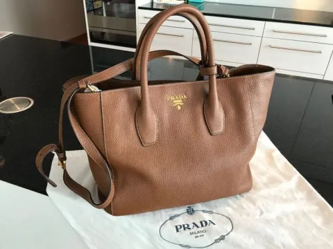 Как отличить оригинал Prada от подделки?