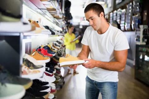Sportinė avalynė – universalūs batai vyrams. Prie ko juos derinti?