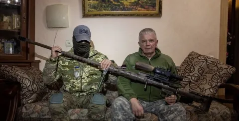 Снайпер В'ячеслав Ковальський, а також його напарник із гвинтівкою "Володар обрію"