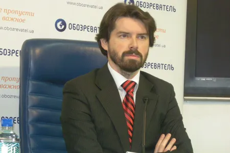 Фінустанови спекулюють на війні. НБУ сприяє девальвації гривні 