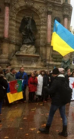 Гість з Португалії, Богдан Митрови і Зірка Вітошинська Акція на підтримку України напередодні саміту «Нормандії» Париж 8 грудня 2019 р.