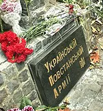 Націоналісти охороняють та наводять лад біля пам’ятника УПА в Харкові