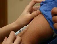 Україну закликають довести скандальну вакцинацію до кінця