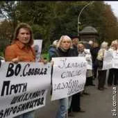 Вже кілька годин поспіль мешканці Кам’янки-Бузької продовжують пікетувати сесії Львівської обласної ради