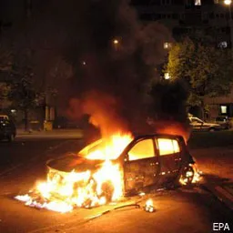У Києві на відкритих стоянках горять автомобілі