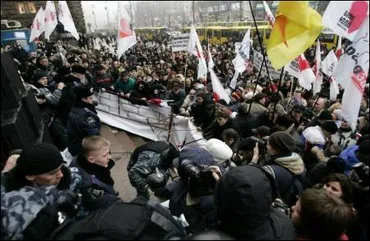 Черновецький заспокоював протестуючих своїми піснями