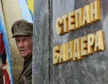 У Львові портрети Бандери та Шухевича подарують кожній школі