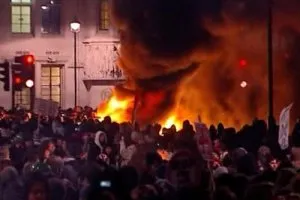 У Лондоні і ще декількох містах Великобританії тривають масові безлади, підпали і пограбування