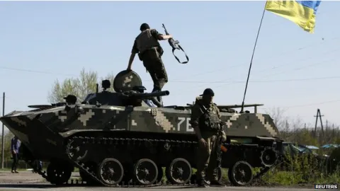 Українські вояки на сході України намагаються повернути урядовий контроль