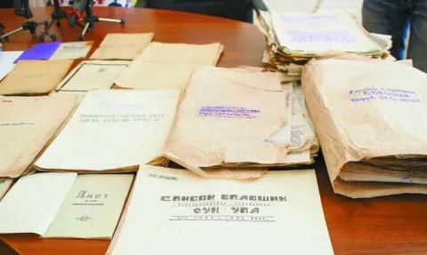 Співробітники СБУ передали документи, знайдені у бідоні, для оцінки та аналізу історикам Чернівецького національного університету імені Юрія Федьковича  Джерело: Високий замок online — http://wz.lviv.ua/ukraine/180171-chorni-arkheolohy-khotily-zbahatytysi