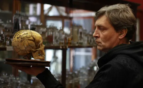 Олександр Глібович Невзоров (рос. Александр Глебович Невзоров; нар. 3 серпня 1958, Ленінград, РРФСР, СРСР) — радянський та російський репортер, телеведучий; депутат Державної думи чотирьох скликань. Нині — режисер, публіцист.