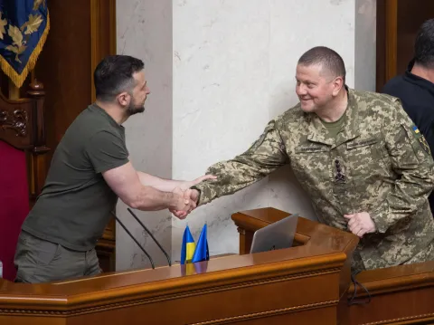 Володимир Зеленський вітає Валерія Залужного.  