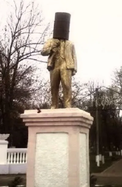 Ленін безголовий чи з бочкою на плечах - це по-одеськи 