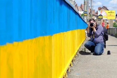 У Чернівцях міст розмалювали в національні кольори "ФОТО"