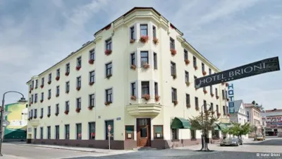 Антиокупаційний туризм: підписав петицію проти Путіна - селися у готель