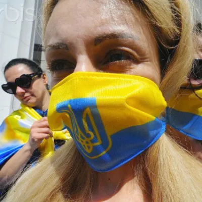 Прихильники повернення до жовто-блакитного прапору освятили простір біля Верховної Ради