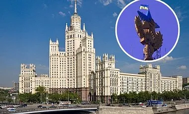 У Москві затримали людей, які вивісили прапор України на висотці