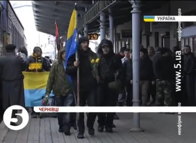 Сонячно-блакитний прапор на чернівецькому вокзалі