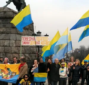 На Майдані знову збиралися люди під Жовто-блакитними прапорами