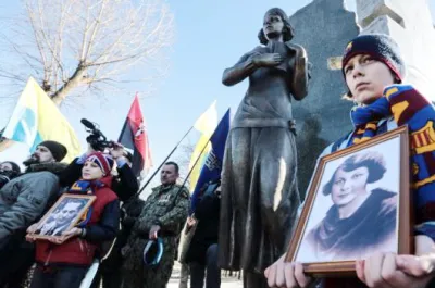 Відкриття пам'ятника діячу ОУН поетесі Олені Телізі в Києві у Бабиному Яру