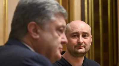 photo-du-service-de-presse-de-la-presidence-ukrainienne-du-president-ukrainien-petro-porochenko-avec-le-journaliste-arkady-babtchenko-a-kiev-le-30-mai-2018_6066112