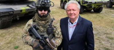 генеральний директор Rheinmetall Армін Паппергер з українським воїном