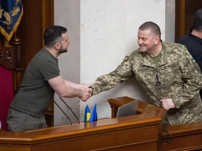 Володимир Зеленський вітає Валерія Залужного.  