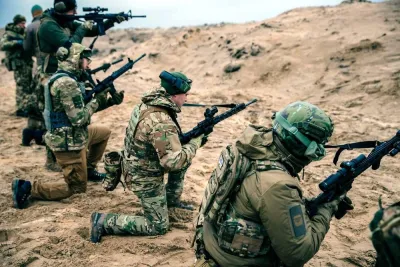 Українські цивільні та військові беруть участь у приватній тренувальній ініціативі "Backyard Camp" у Київській області, 28 січня.Фото: Юлія Кочетова/Bloomberg