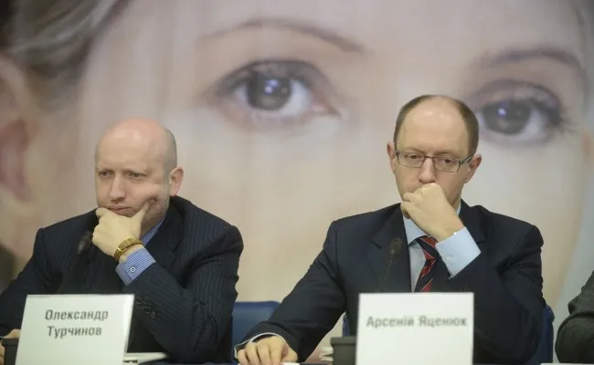 Вона працює.