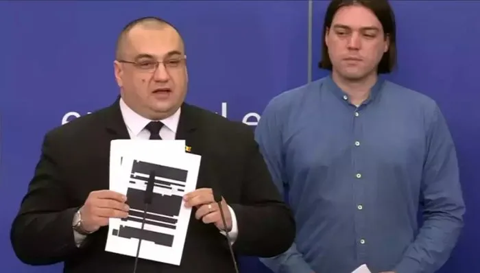 Євродепутат Крістіан Терхес (Cristian Terhes) з відредагованим контрактом Pfizer