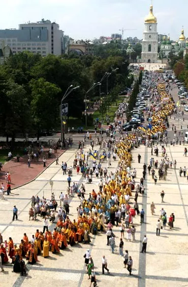 Попри протидію міліції Хресна хода в Києві зібрала 10 тисяч віруючих