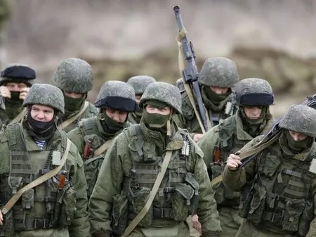 Фото: Російських військових у Криму більшає