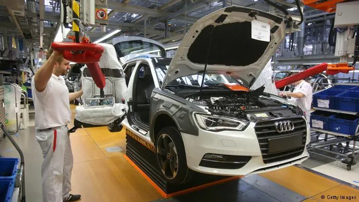 Виробництво на автомобільному заводі Audi в місті Інгольштадт (Баварія)