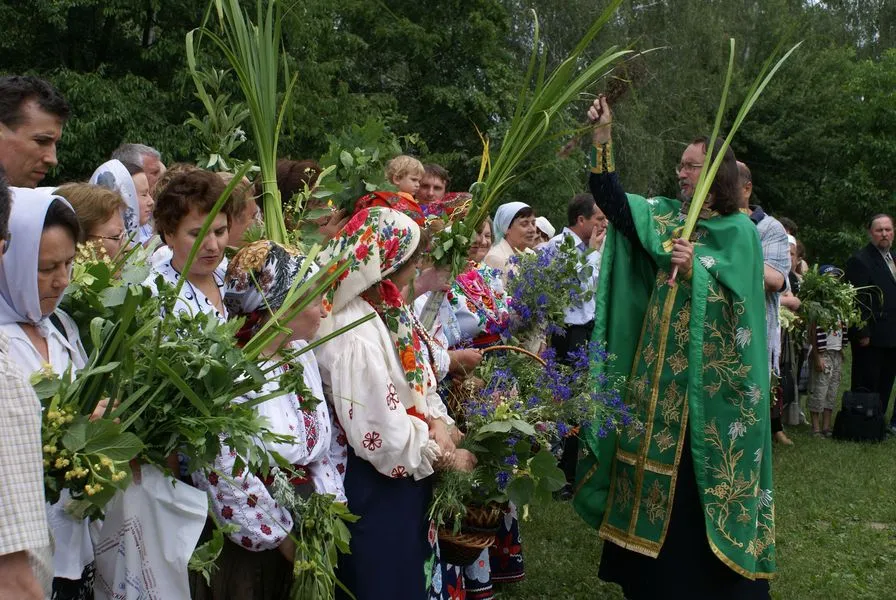 Зелена неділя, Трійця - залишки аріянства